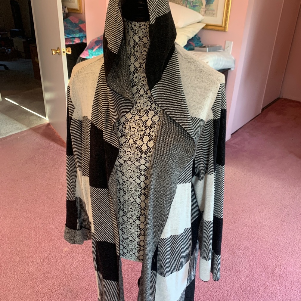 Chicos zenergy black and white buffalo plaid size 2 hooded open front sweater